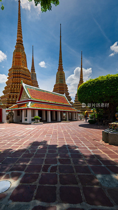 泰国曼谷- 2022年6月11日。Wat Phra Chetuphon Wimon Mangalaram或泰国曼谷的卧佛寺地标